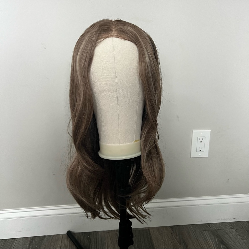 21 Inches long Brown/Blonde Highlights Wig - Picture 2 of 16